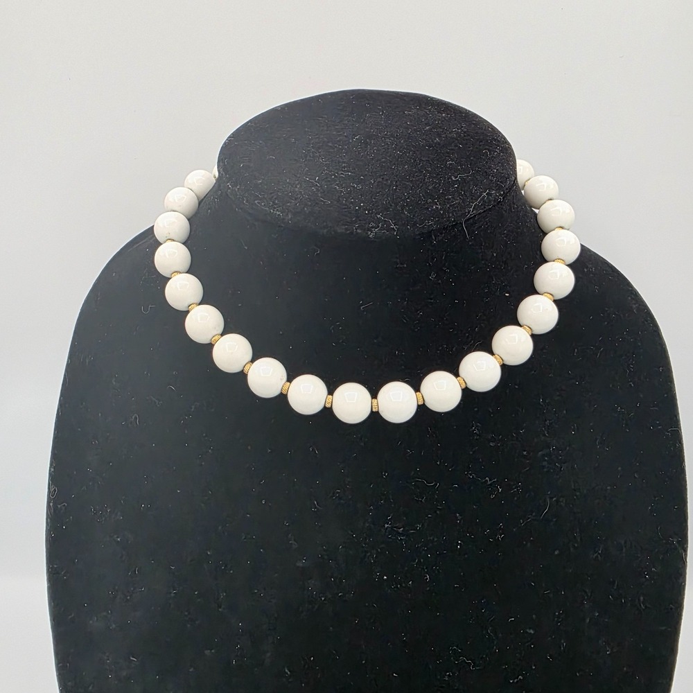 Vintage Monet Womens Single Strand Beaded White‎ Ball Gold Tone Necklace 17"